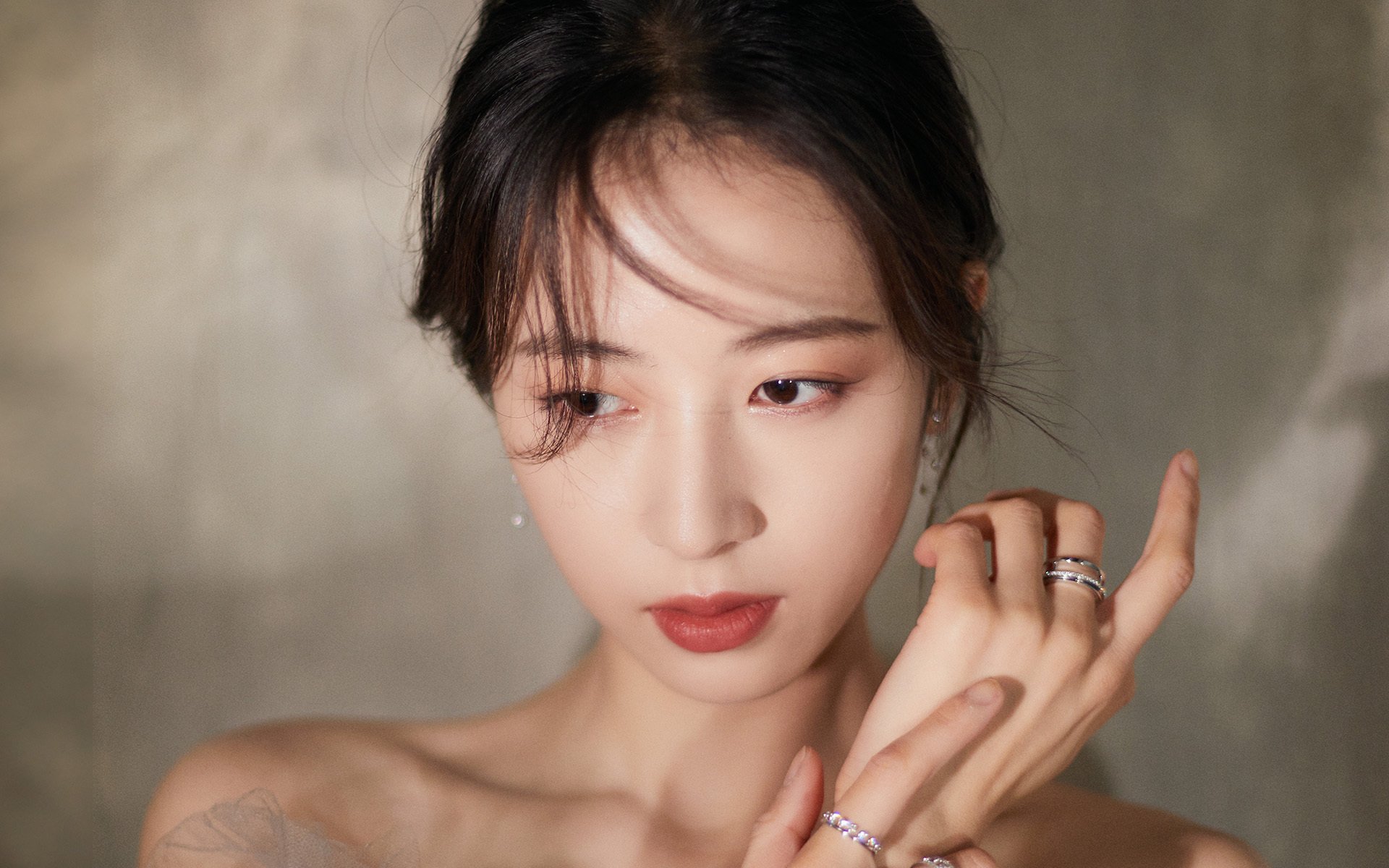 台球运动员跨界合作，推出联名款配件，台球签约球员